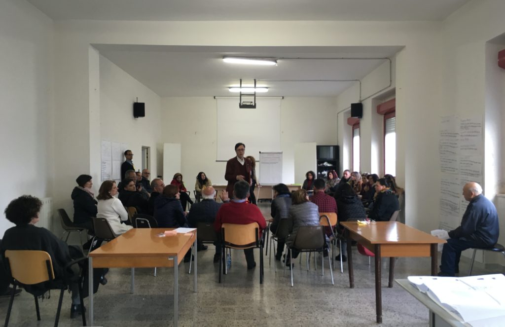 Gruppo di lavoro nella sala della scuola.