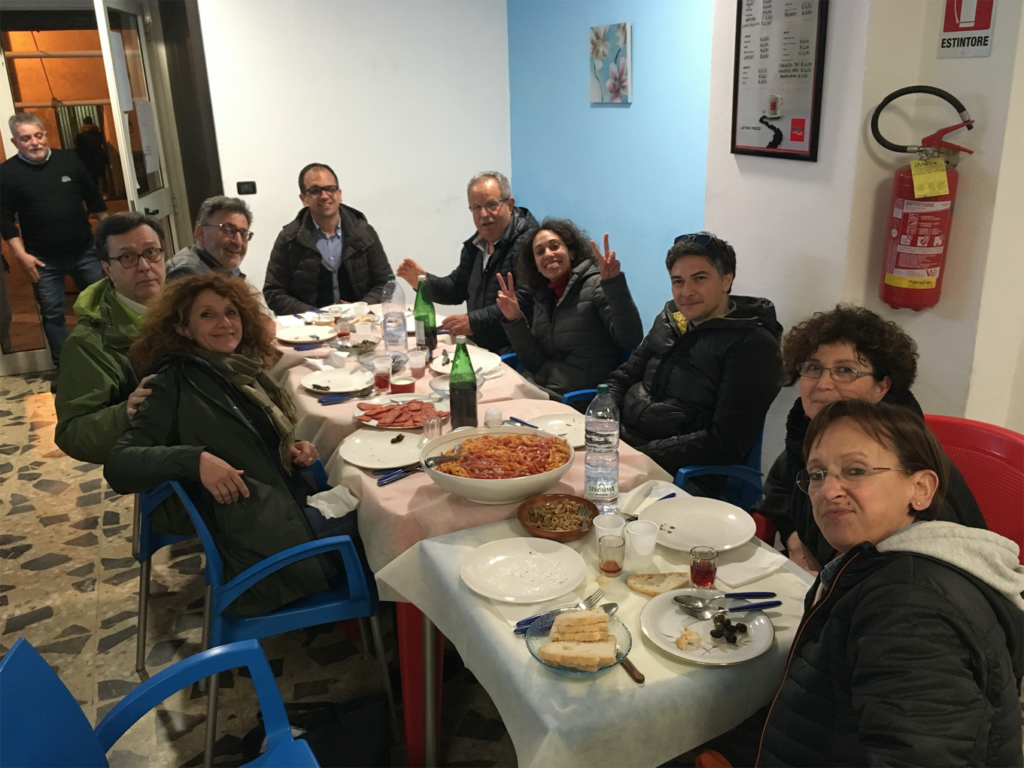 Cena tutti insieme nel bar del paese.