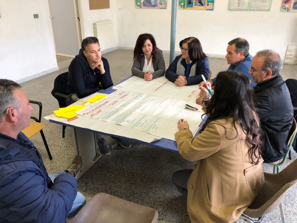 Momento di lavoro nei tavoli di prototipazione. Team "Socializzazione".