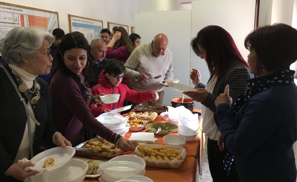 Buffet preparato dalle famiglie del borgo.