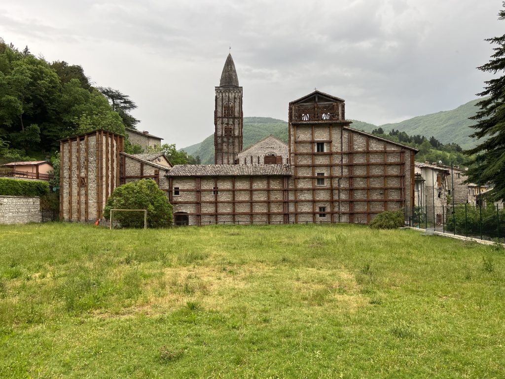 Visso. Sistemi di messa in sicurezza degli edifici danneggiati dal sisma.