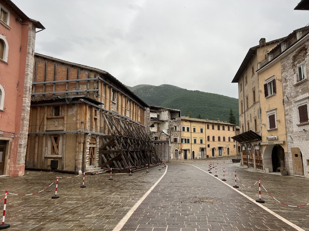 Zona rossa del Comune di Visso. Sistemi di messa in sicurezza degli edifici danneggiati dal sisma.