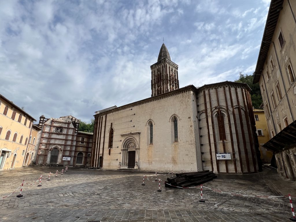 Chiesa della Collegiata di Visso. Sistemi di messa in sicurezza degli edifici danneggiati dal sisma.