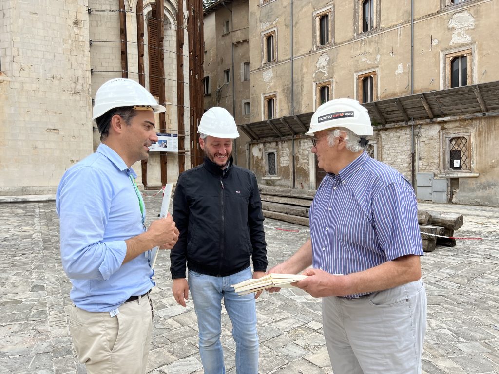 Cantieri Aperti
Giovanni Issini e Maurizio Bilò del Segretariato delle Marche con il Sindaco di Visso.