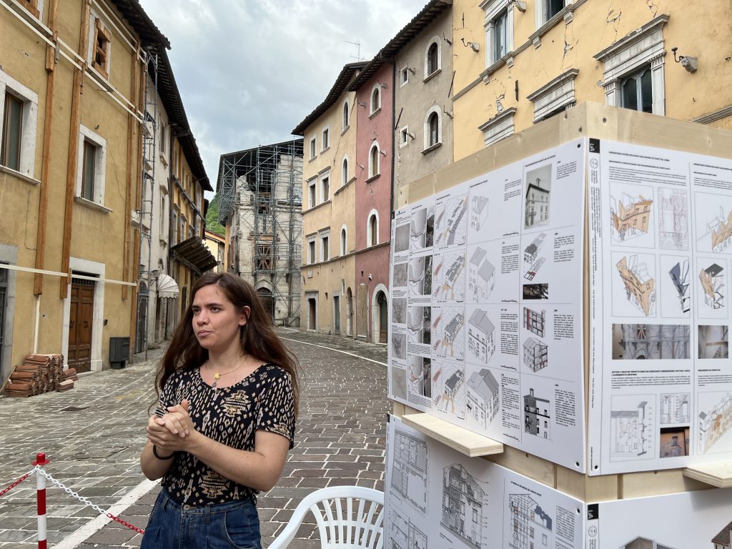 Cantieri Aperti
Illustrazione di una tesi di laurea sul restauro del Palazzo dei Priori a Visso.