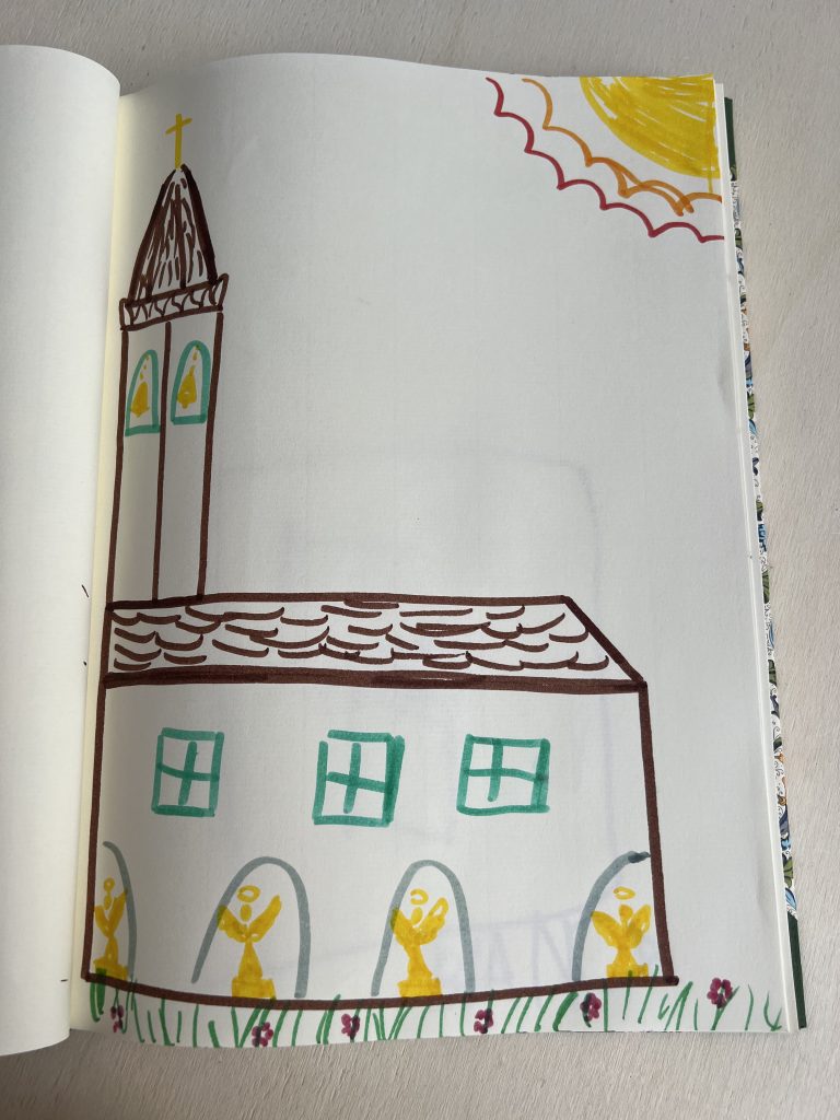 Chiesa della Collegiata di Visso, disegnata da una bambina sul libro delle dediche.