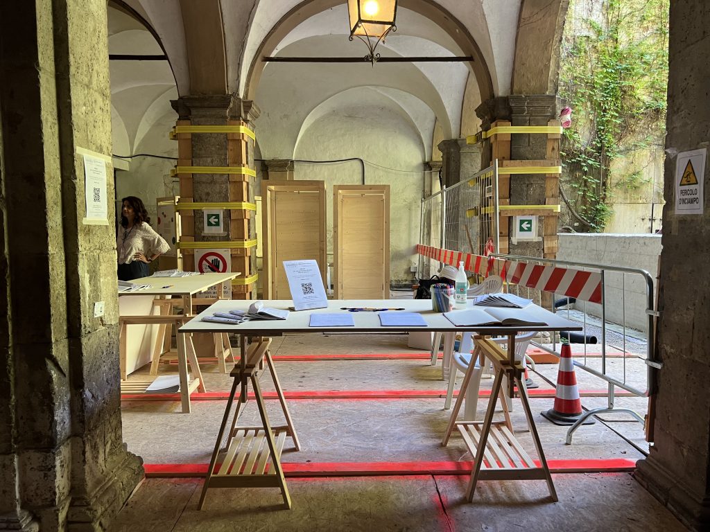 Area registrazione con postazione compilazione feedback a Palazzo Saladini (AP).