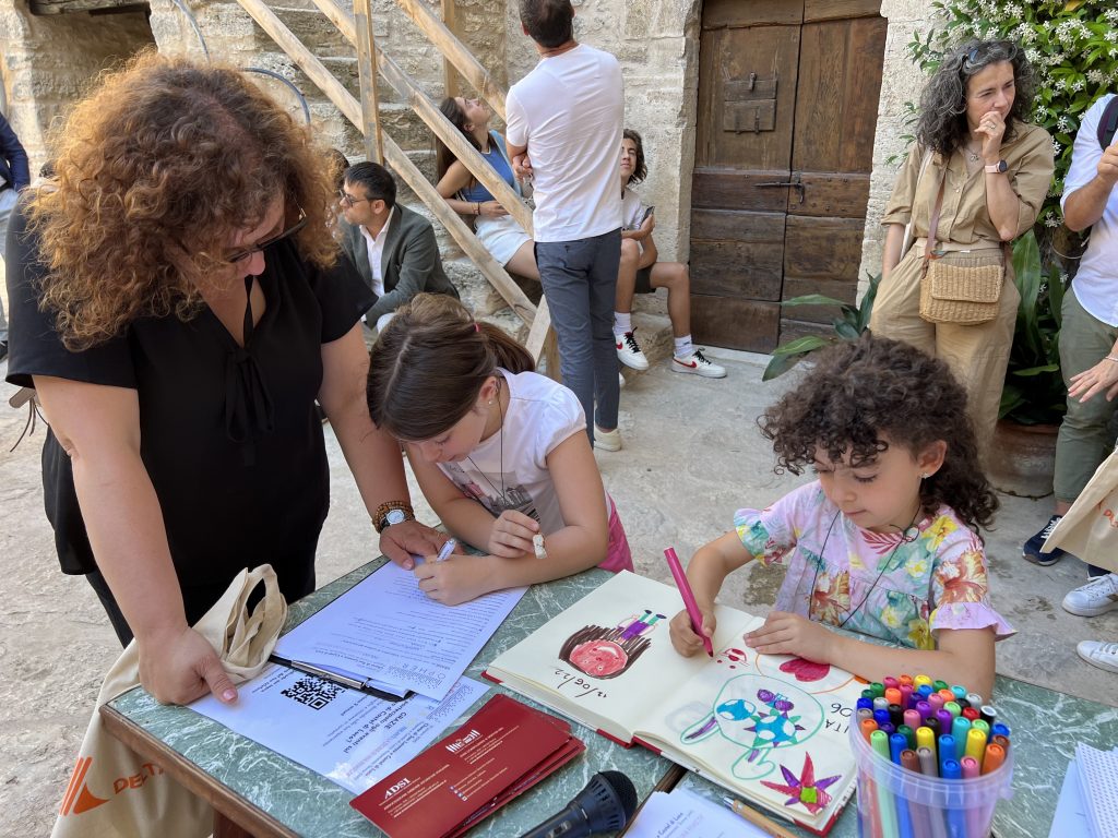 Libro delle dediche per raccogliere messaggi liberi e disegni da adulti e bambini a Castel di Luco.