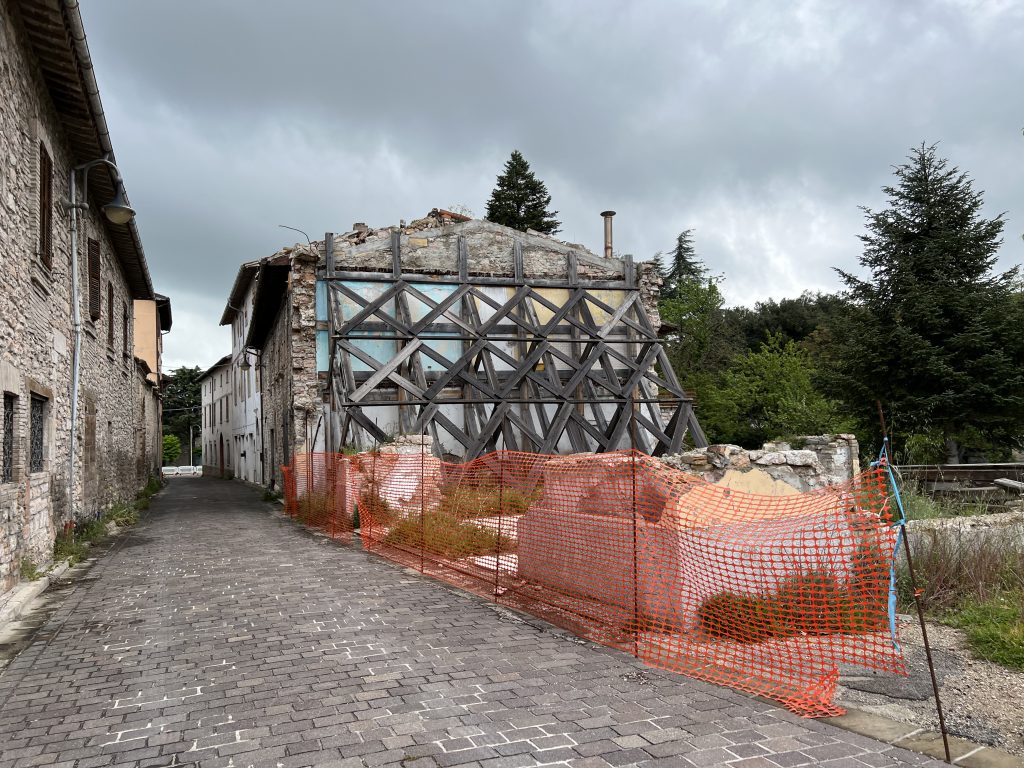 Zona rossa di Pieve Torina. Sistemi di messa in sicurezza degli edifici danneggiati dal sisma.