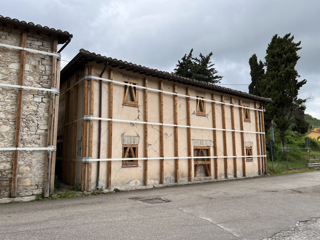 Pieve Torina. Sistemi di messa in sicurezza degli edifici danneggiati dal sisma.