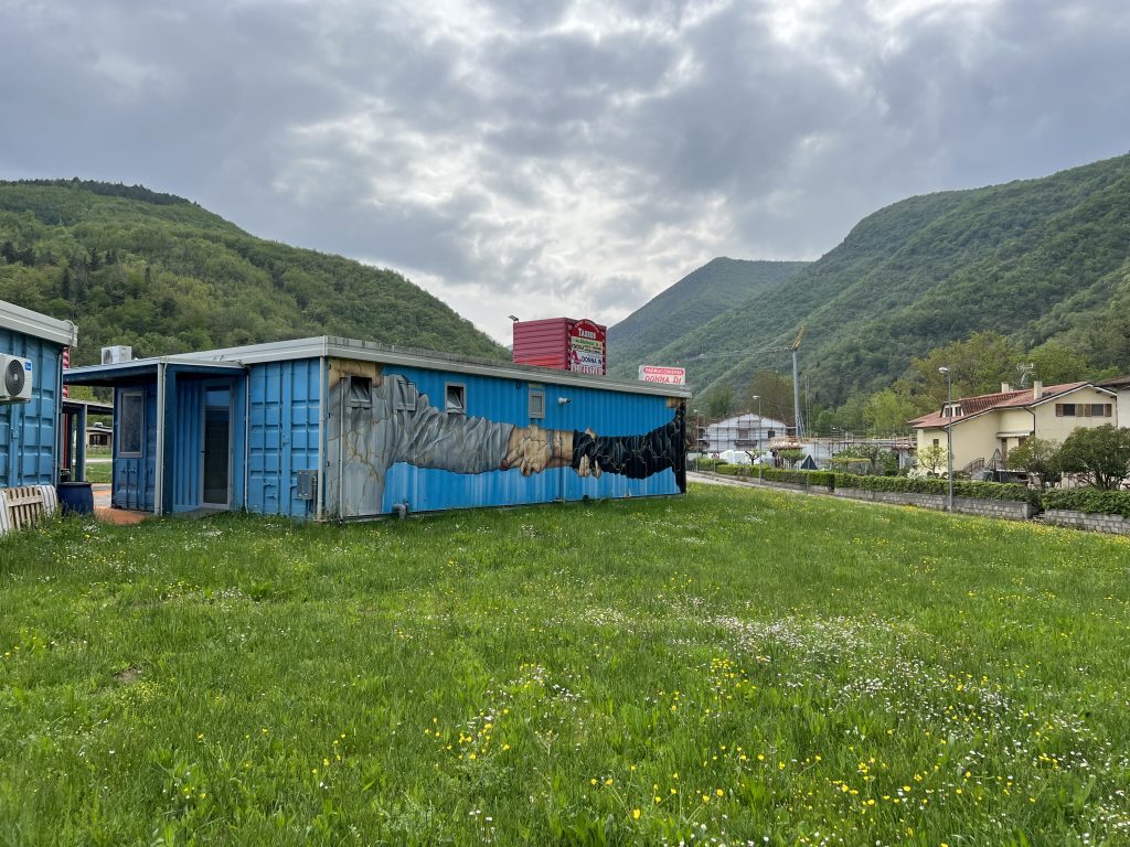 Pieve Torina. Aree commerciali e servizi temporanei nei container.